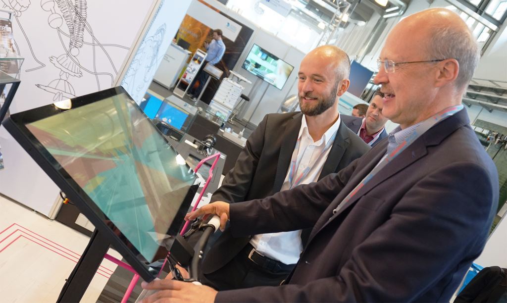 IWU-Institutsleiter Prof. Drossel testet den SmartFrame-Demonstrator – smarthoch3: Werkstoffe für die Zukunft