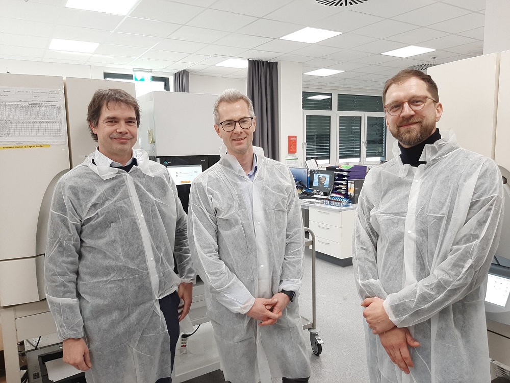 Johannes Zander (l.) und Steffen Höring (r.) vom Labor Dr. Brunner mit Peter Wierszewski (ViREQ)