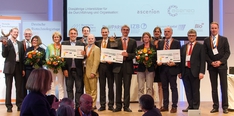 Gruppenbild der Gewinner und Unterstützer des Innovationspreises 2015 der deutschen BioRegionen auf den deutschen Biotechnologietagen in Köln. (u.a. 6. von rechts : Prof. Dr. Matthias Mack und 7. von rechts : Dr. Thomas Diefenthal)