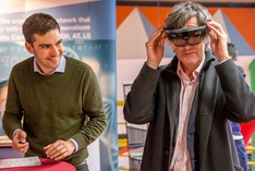 Zwischen den Vorträgen konnten die Besucher an den Infoständen neueste technische Entwicklungen wie die Virtual Reality Brille der Leitwert GmbH hautnah erleben.