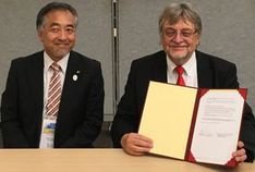 Prof. Horst Domdey mit Dr. Tadamitsu Kishimoto
