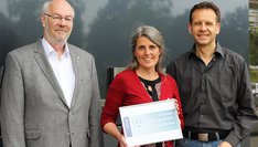 Erfolgreich: Andreas Keil (v. l.), Ulrike Künnemann und Michael Kemkes vom Innovationsnetzwerk Innozent OWL freuen sich über die Auszeichnung mit dem „Silver Label” des ECEI.