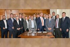 Prof. Drechsler (Mitte, rote Krawatte) unterzeichnete im mit weiteren 13 Unternehmensvertretern das Manifesto of Intent im Historischen Sitzungssaal in Ingolstadt