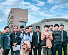 10 Personen der koreanischen Delegation vor dem Gebäude des Fraunhofer IGCV in Augsburg