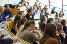 Teilnehmende aller Altersgruppen aus Forschung und Industrie hören während des BioLAGO-Kongresses in einem Hörsaal an der Universität Konstanz zu.