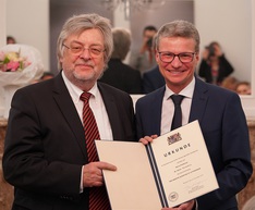 Kunst- und Wissenschaftsminister Bernd Sibler verleiht Auszeichnung „PRO MERITIS SCIENTIAE ET LITTERARUM“ an Prof. Dr. Horst Domdey (links)
