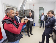 Gerhard Duda (links), Geschäftsführer der 3D-LABS GmbH, präsentiert ein 3D-Werkstück.