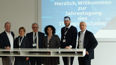 Teilnehmende der Jahrestagung mit Jürgen Huber, dem Bürgermeister von Regensburg (3. v. l.), sowie Natalia Schwab (2. v. l.) und Uwe Pfeil (r.) vom IT-Logistikcluster