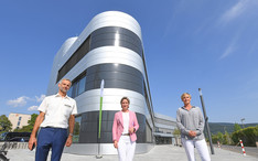Ministerin Hoffmeister-Kraut (Mitte) mit Julia Schacht, Geschäftsführerin der BioRN und André Domin, Geschäftsführer des Technologieparks Heidelberg, vor dem Business Development Center in Heidelberg.