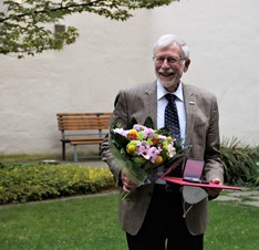Das Bild zeigt Professor Klaus P. Schäfer mit der Staufermedaille in Gold.