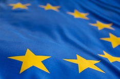 Das Bild zeigt gelbe Sterne auf der blauen Flagge der Europäischen Union.