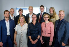 Das Bild zeigt zehn Männer und Frauen. Sie sind der neue Vorstand des Life Science Nord e. V.