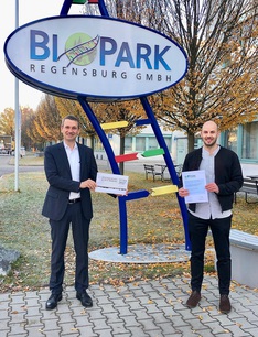 Dr. Fleischmann (r.) erhält den BioPark-Innovationspreis 2021 von  Dr. Diefenthal. 
