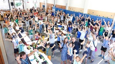 Schülerinnen und Schüler in der Turnhalle der Karlsruher Gartenschule