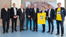 Eröffnung des CyberLab #SmartProductionPark mit Ministerpräsident Kretschmann (4. v. r.), Matthias Hornberger (5. v. r.) und Dr. Hoepfner (l.)