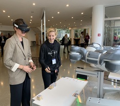 Auf der Abschlusskonferenz konnte die virtuelle Ausstellung per VR-Brille erkundet werden. 