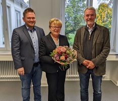 Von links: Vorstandsvorsitzender Oliver Breuer mit Brigitte Petersen und Martin Hamer
