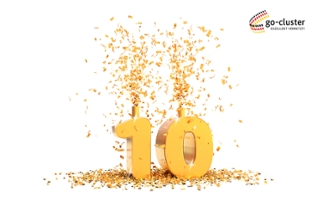 Das Bild zeigt eine goldene 10 mit dem "go-cluster"-Logo