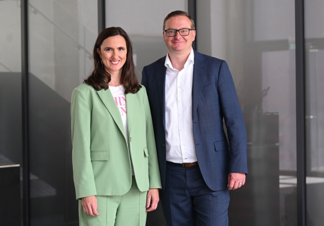 Das Bild zeigt Yvonne Glienke und Thomas Wolf, Geschäftsführende des TechnologyMountains e. V.