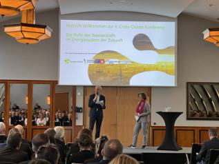 Von links nach rechts: Jan Rispens, Geschäftsführer Erneuerbare Energien Hamburg, und Carmen Schmidt, Geschäftsführerin Logistik-Initiative Hamburg, führten gemeinsam durch die Konferenz.