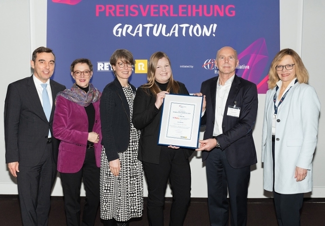 Preisverleihung mit YPAL-Siegerin Lara Nehrke von der Uni Hamburg (v. l.): Dr. Peter Bielert, Kerstin Wendt-Heinrich, Prof. Dr. Alice Kirchheim, Lara Nehrke, Dr. Joachim Matthies, Ute Plambeck
