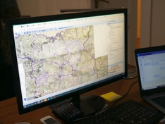 Das Foto zeigt einen Monitor, auf dem Geodaten zu sehen sind.