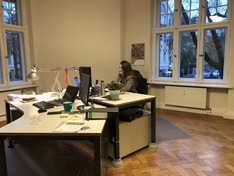 Das Foto zeigt Frau Dr. Silvia Fischer am Schreibtisch sitzend.