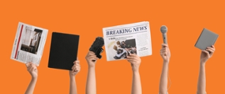 Hände zeigen Zeitungen, elektronische Endgeräte und Mikrofone